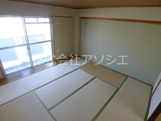 サン・コーポラス越谷　3号棟 和室8帖