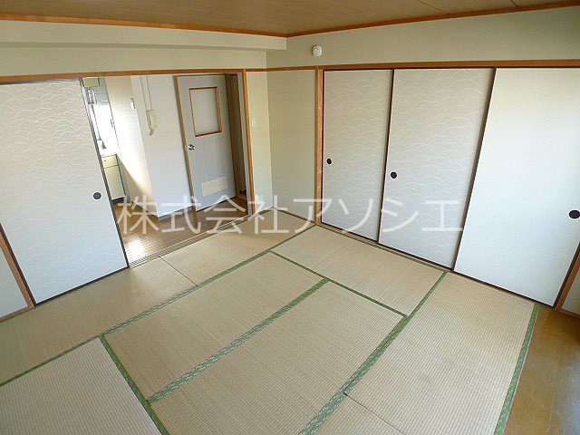 サン・コーポラス越谷　3号棟 和室8帖