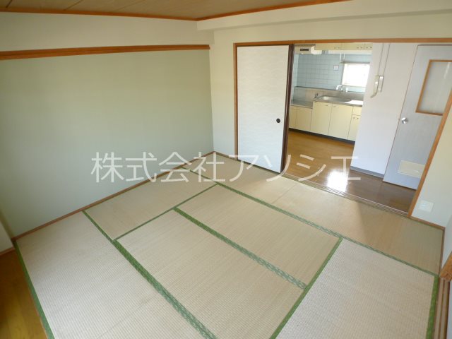 サン・コーポラス越谷　3号棟 和室8帖