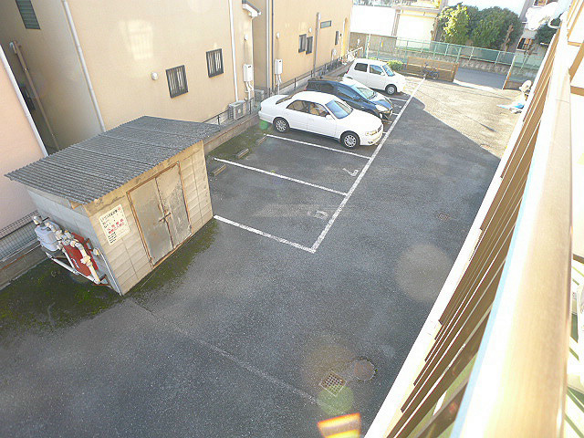 クレスト 駐車場