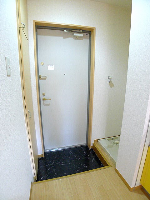 プラシード新越谷 玄関