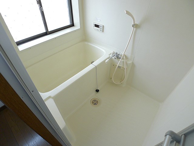 グリーンハイツ弐番館 バスルームには換気が出来る小窓付き
