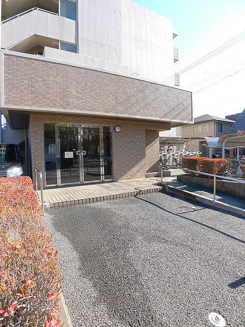 カーネリアン東越谷 スロープのある入口です。