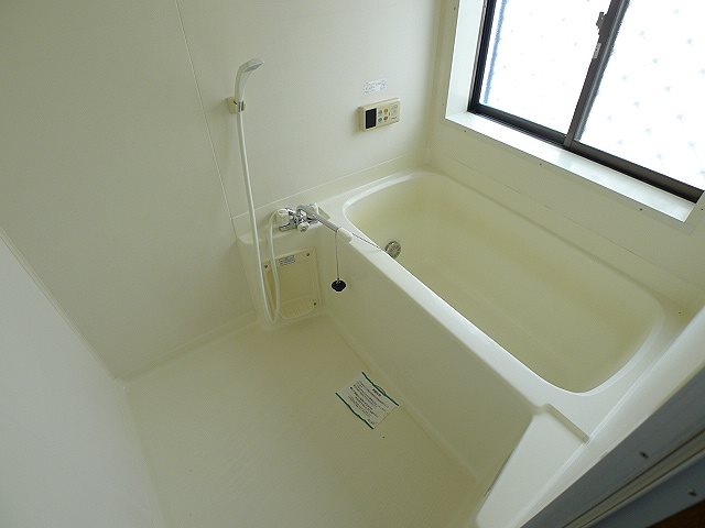 グリーンハイツ弐番館 バスルームには換気が出来る小窓付き
