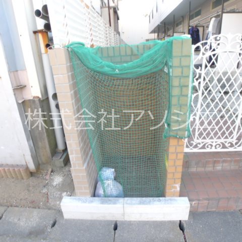 ゼフィランサス吉川 ゴミ集積場