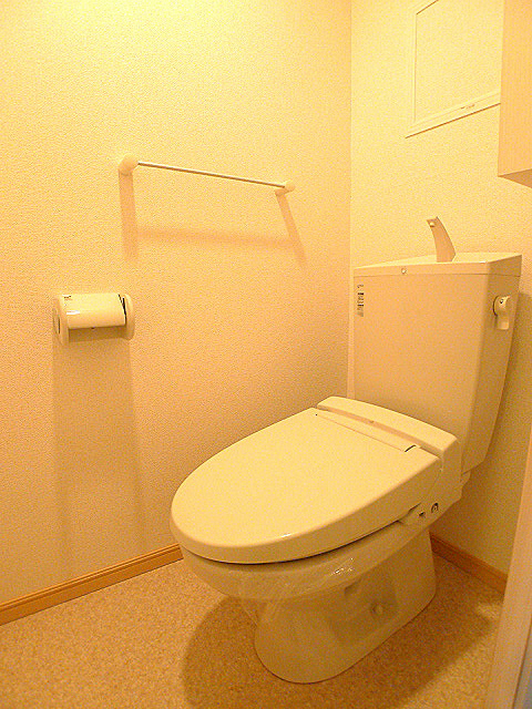 ヴォロンティエ トイレは温水洗浄便座付きです。