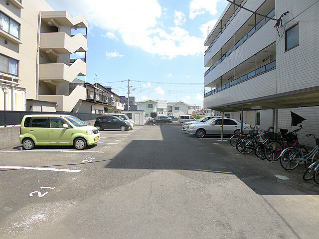 ブライトシャイン 駐車場