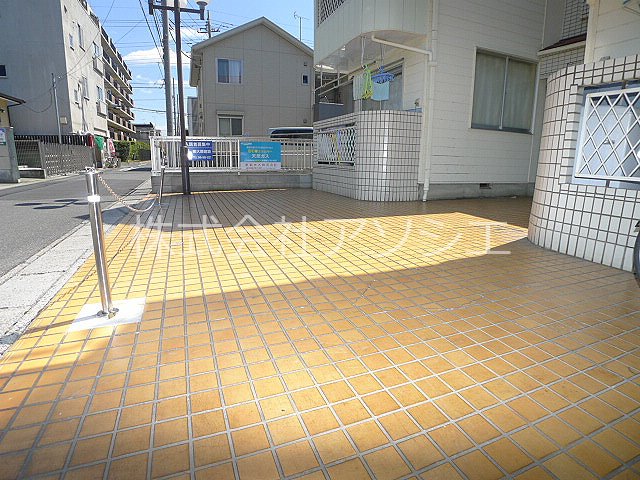ウエストマルキ 駐車場