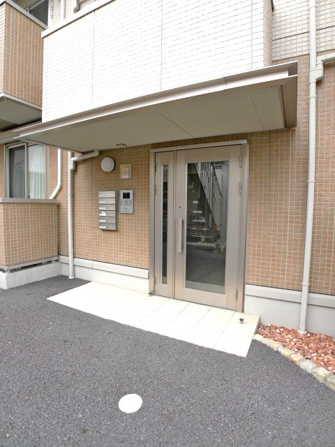 フェリーチェ（越谷市南町） エントランスはオートロック完備です。