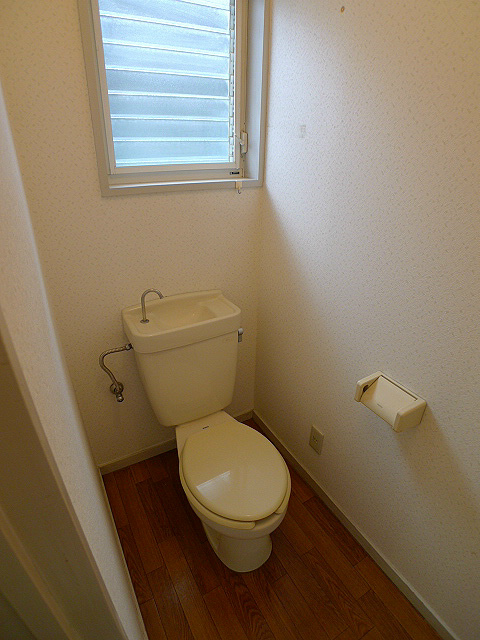 キャピタルハイツⅡ トイレは小窓付き