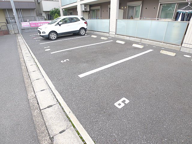 K・T desire 駐車場