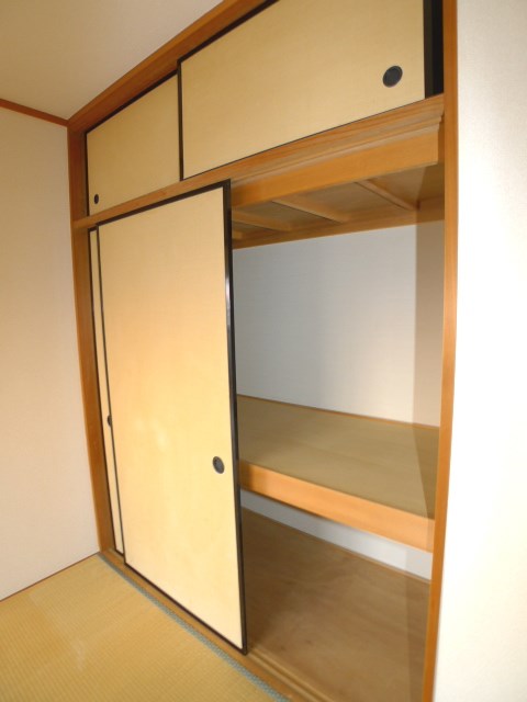 アズコム吉川 押し入れ