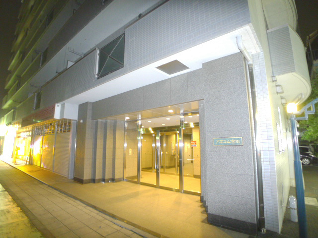 アズコム吉川 オートロックエントランス。