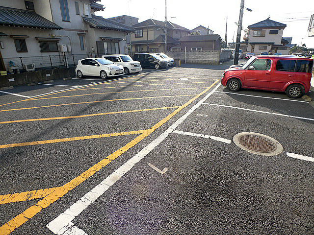 アズコム吉川 駐車場
