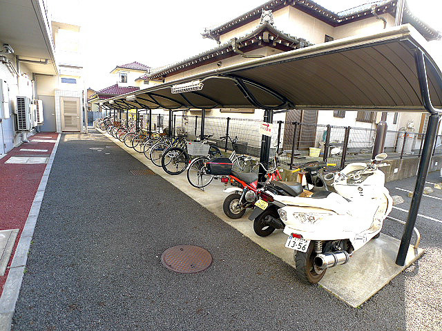 アズコム吉川 駐輪場
