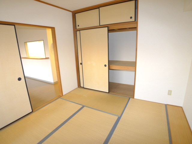 アズコム吉川 和室6帖
