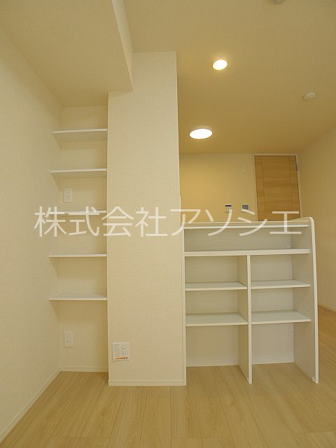 ロイジェントパークス草加手代B 収納