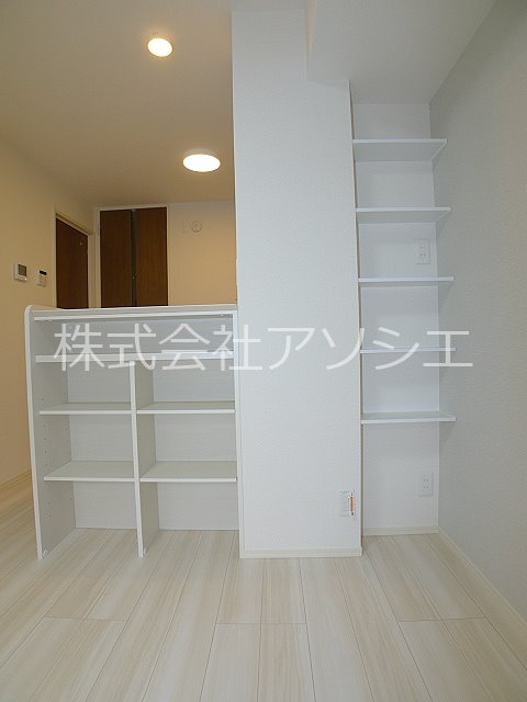 ロイジェントパークス草加手代C 収納