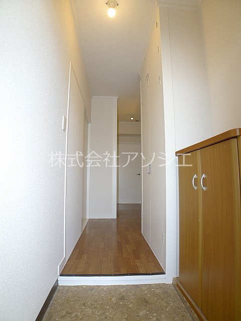キャピタル新越谷 玄関