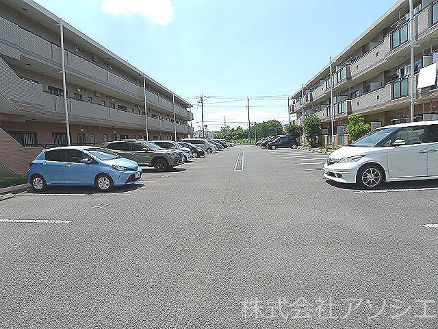 グリュンネベルクTAKANO 駐車場
