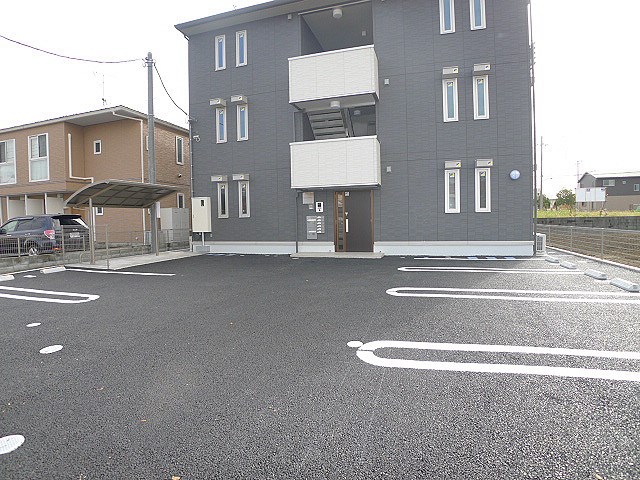 ウエストプラスワン 駐車場