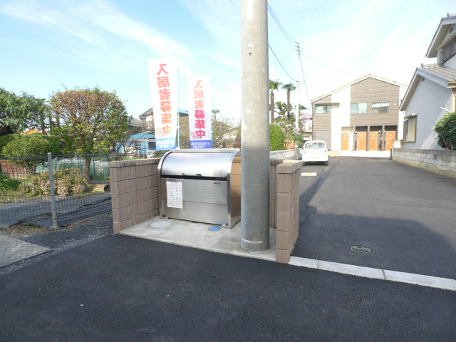 コルヌイエ ゴミ置場