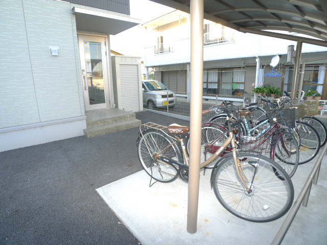 ヴィルヌーブ 駐輪場