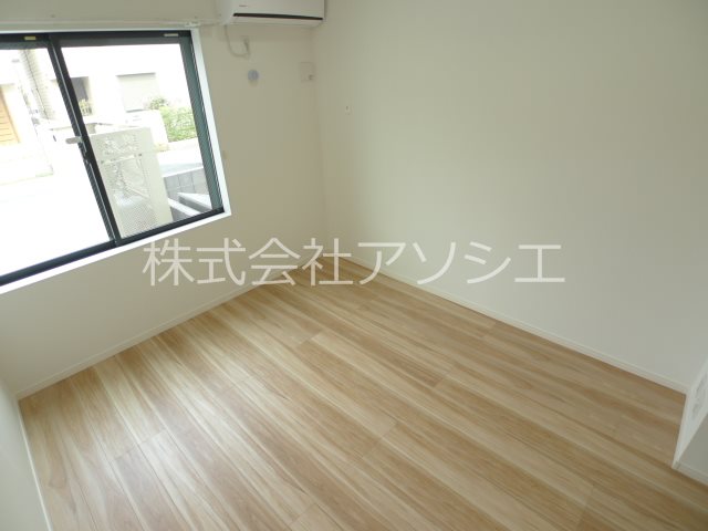 T.A越谷市瓦曽根1丁目 洋室