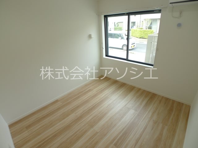 T.A越谷市瓦曽根1丁目 洋室