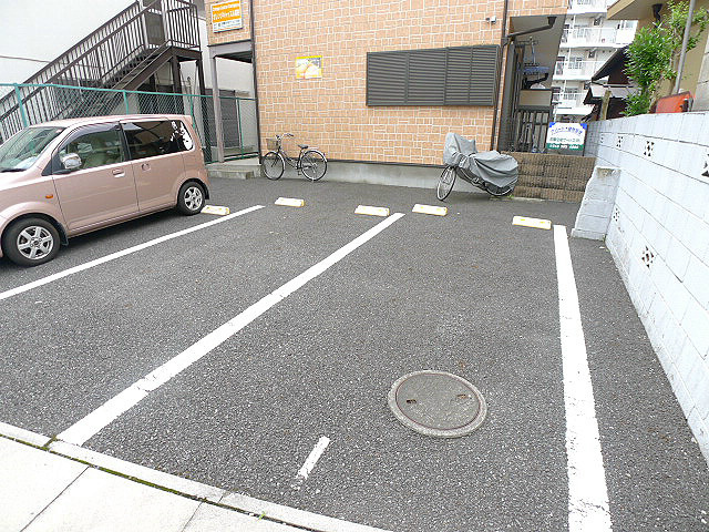 オレンジキャッスル越谷 駐車場