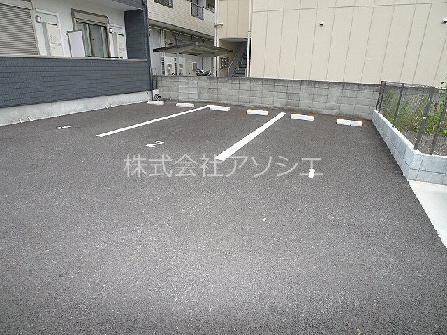 ウエストハイム吉川高富 駐車場