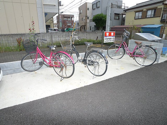 ウエストハイム吉川高富 駐輪場