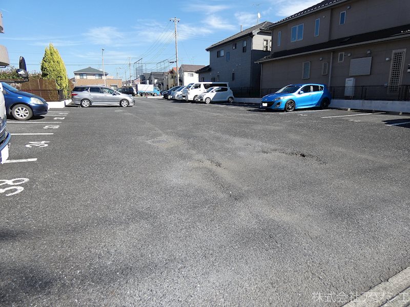 エクメーネ吉川 駐車場