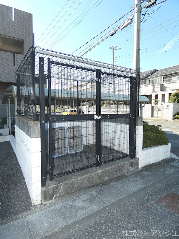 エクメーネ吉川 ゴミ集積場