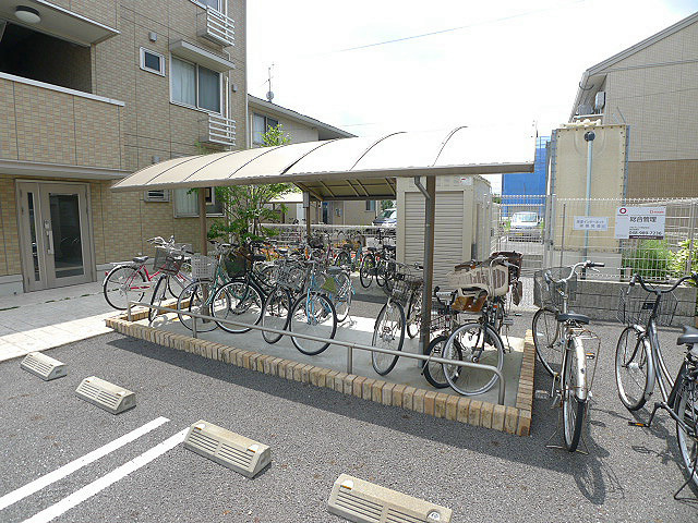 オッツ吉川B 駐輪場