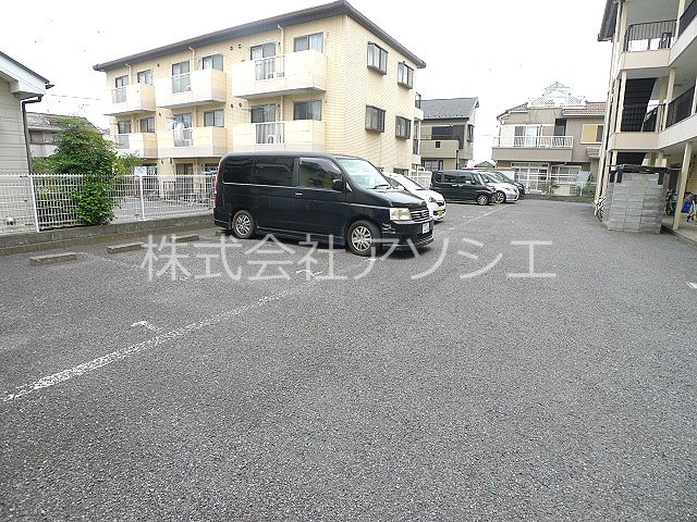 ヒルズ花田弐番館 駐車場