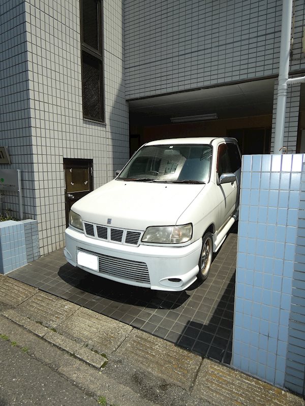 ジュネパレスクニヤスNO1 駐車場