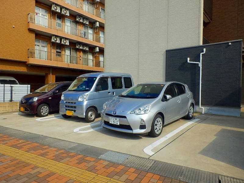 カームリー・カーサⅣ 駐車場