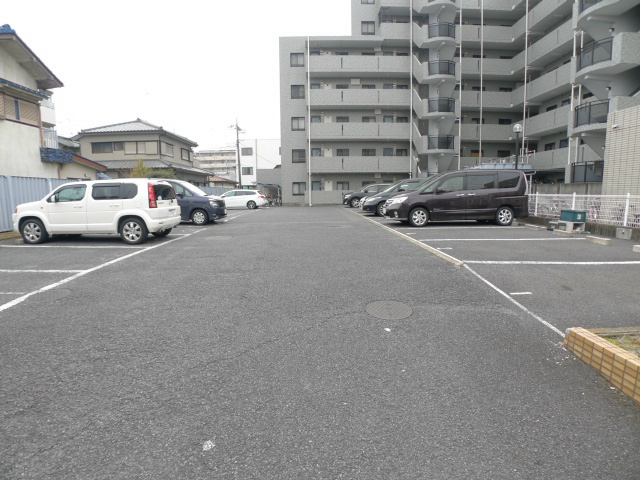 エクセラン三郷 駐車場