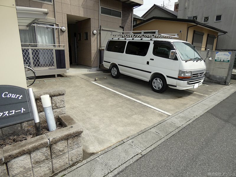 ハイシックスコート 駐車場