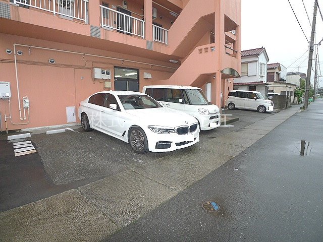 エンブレム東大沢 駐車場