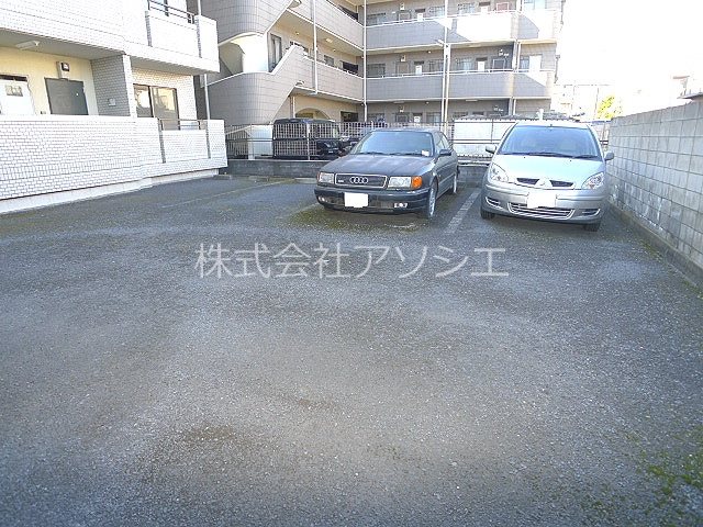 エーデルコート新越谷 駐車場