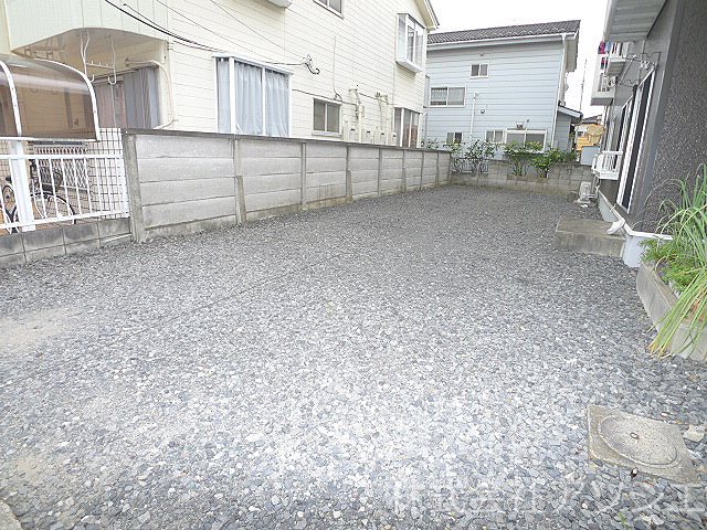 エステート赤山 駐車場