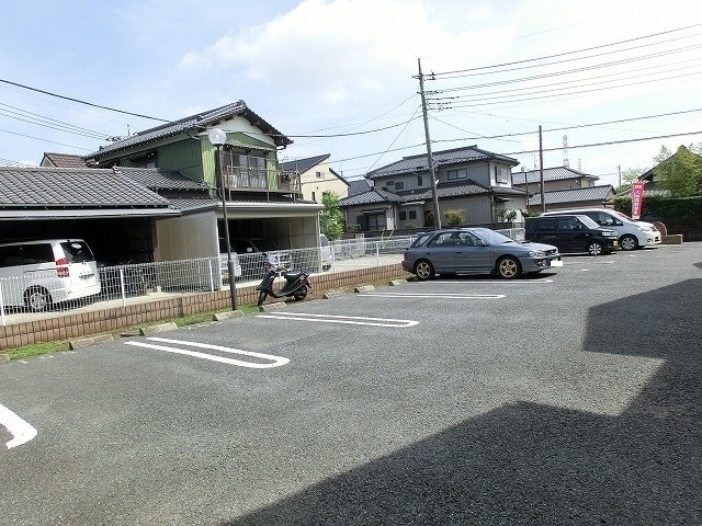 カームリー・カーサ 駐車場