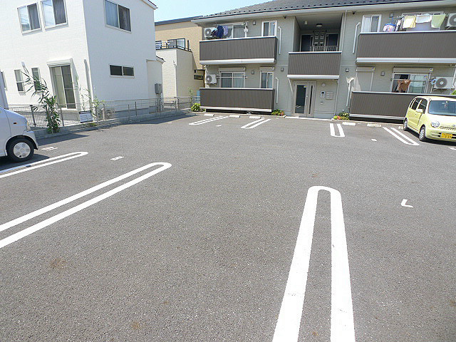 シャルム・ソワニエB 駐車場