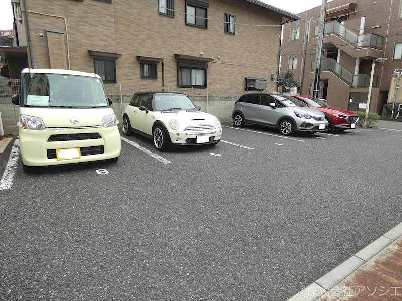 シャテーヌ春日部 駐車場