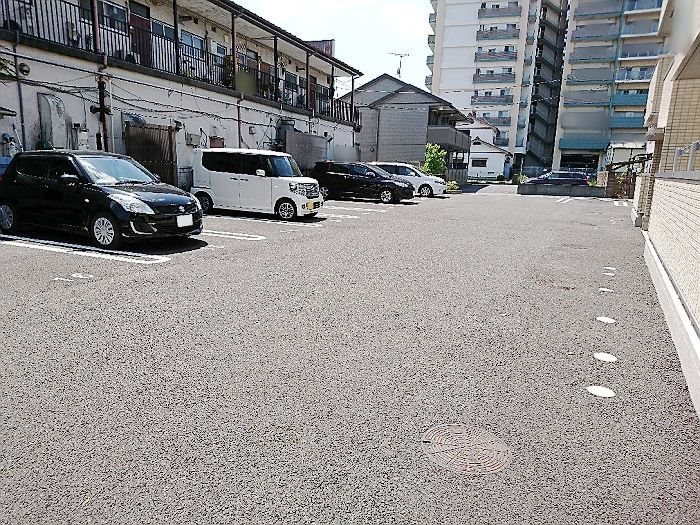 ロイヤルパレス　Ⅱ番館（春日部市粕壁東3丁目） 駐車場