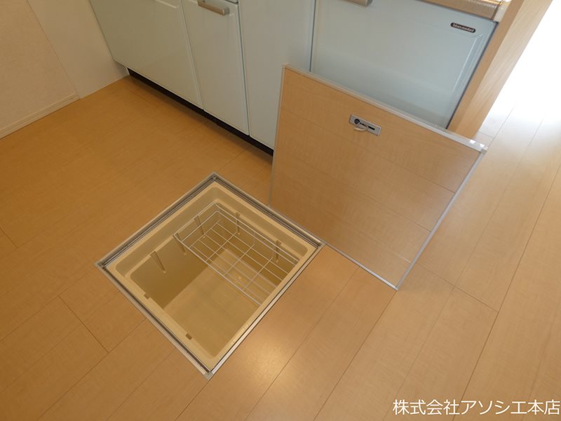 ロイヤルパレス　Ⅱ番館（春日部市粕壁東3丁目） 床下収納