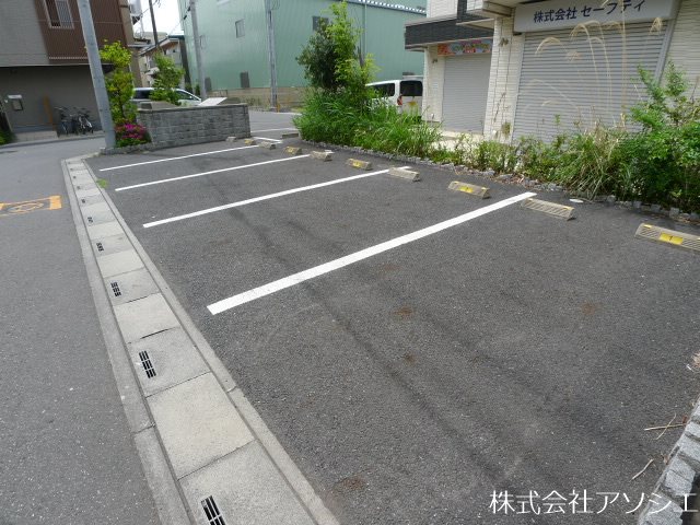 アトリエール 駐車場