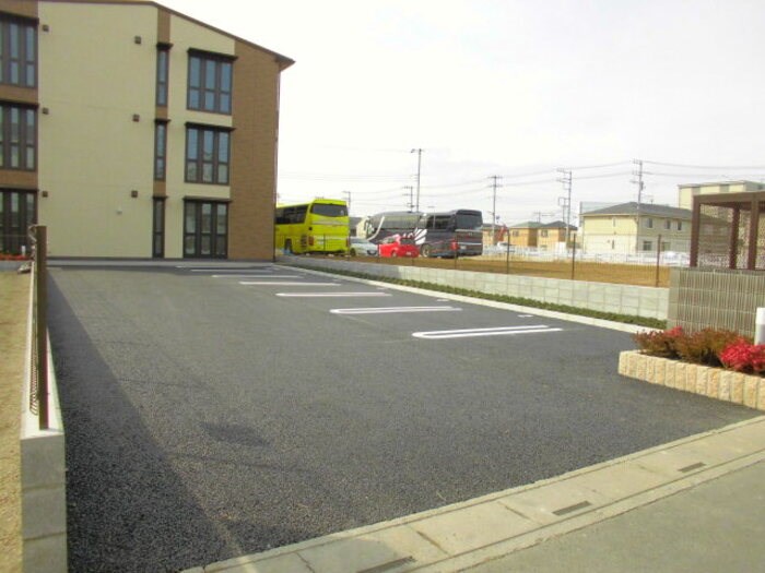 エミネンス（八潮市大瀬4丁目） 駐車場